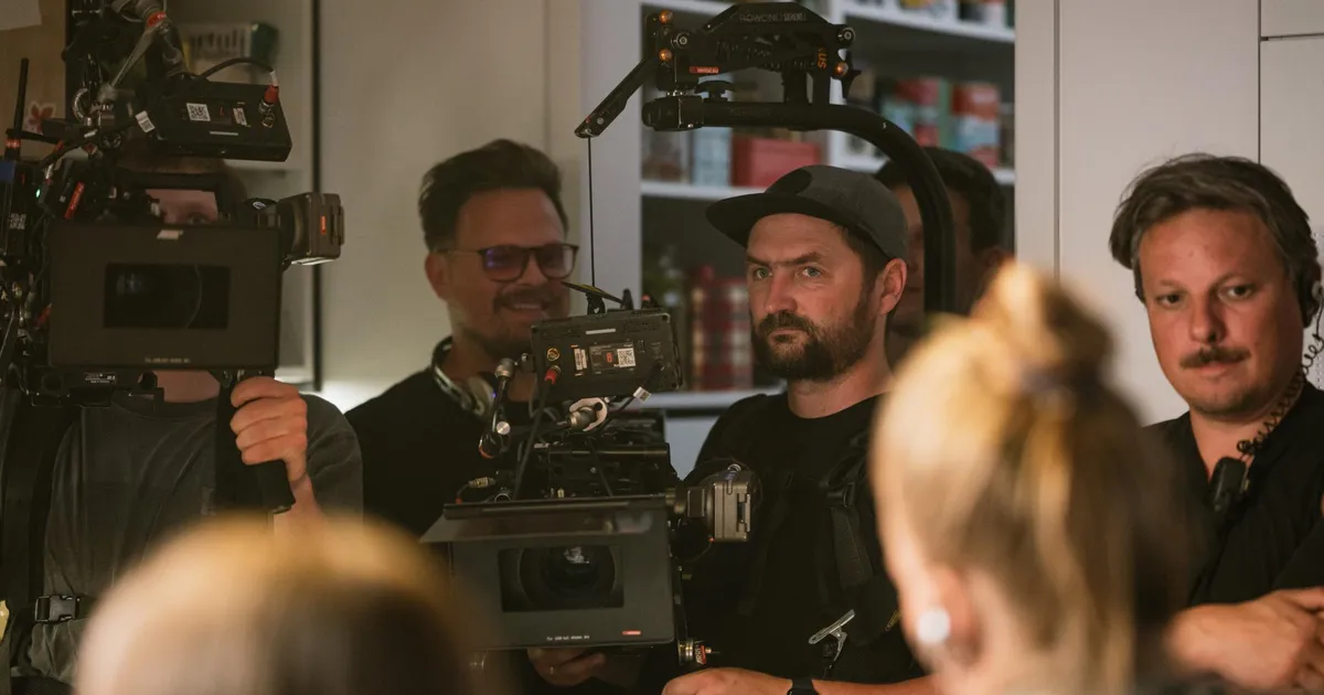 KULTUURIS KUUM ⟩ Mihkel Soe pidi «Täiuslikke võõraid» filmides viis korda päevas särki vahetama