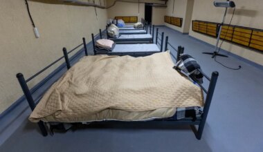 FOTOD ⟩ Helsingis veetsid inimesed ööpäeva ilma mugavusteta pommivarjendis. Kas Eestis peaks sama proovima?