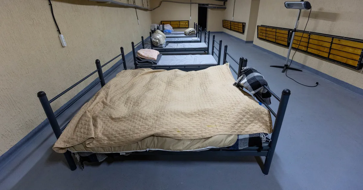 FOTOD ⟩ Helsingis veetsid inimesed ööpäeva ilma mugavusteta pommivarjendis. Kas Eestis peaks sama proovima?