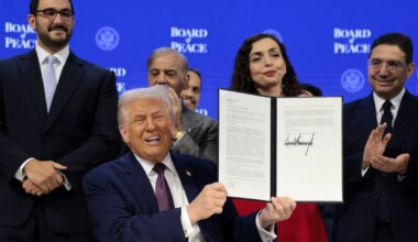 VIDEO ⟩ Trump allkirjastas Davosis oma niinimetatud rahunõukogu harta