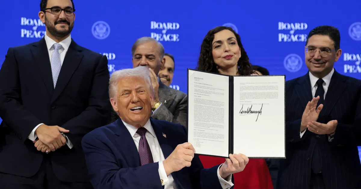 VIDEO ⟩ Trump allkirjastas Davosis oma niinimetatud rahunõukogu harta