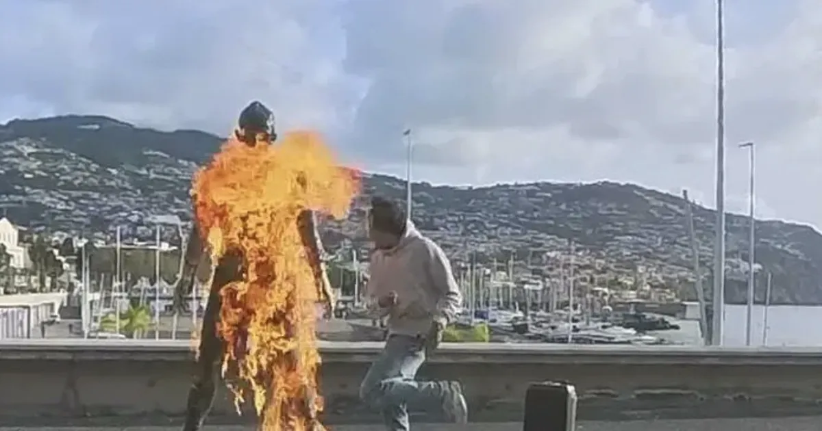 VIDEO ⟩ Vandaal pani Cristiano Ronaldo skulptuuri põlema