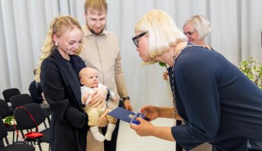 GALERII ⟩ Pärnu linnapea tervitas esimest korda uusi ilmakodanikke lusikapeoga