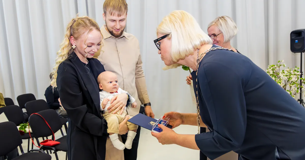 GALERII ⟩ Pärnu linnapea tervitas esimest korda uusi ilmakodanikke lusikapeoga