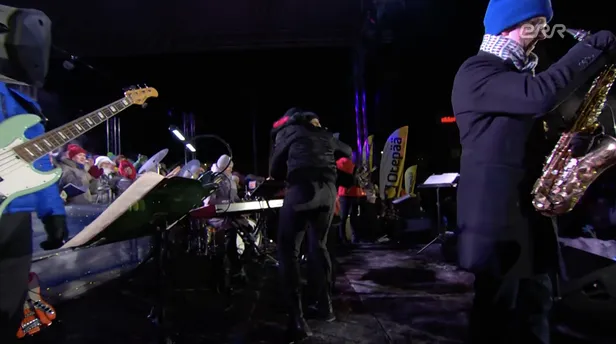 Padarid enne esinemist kallistamas.