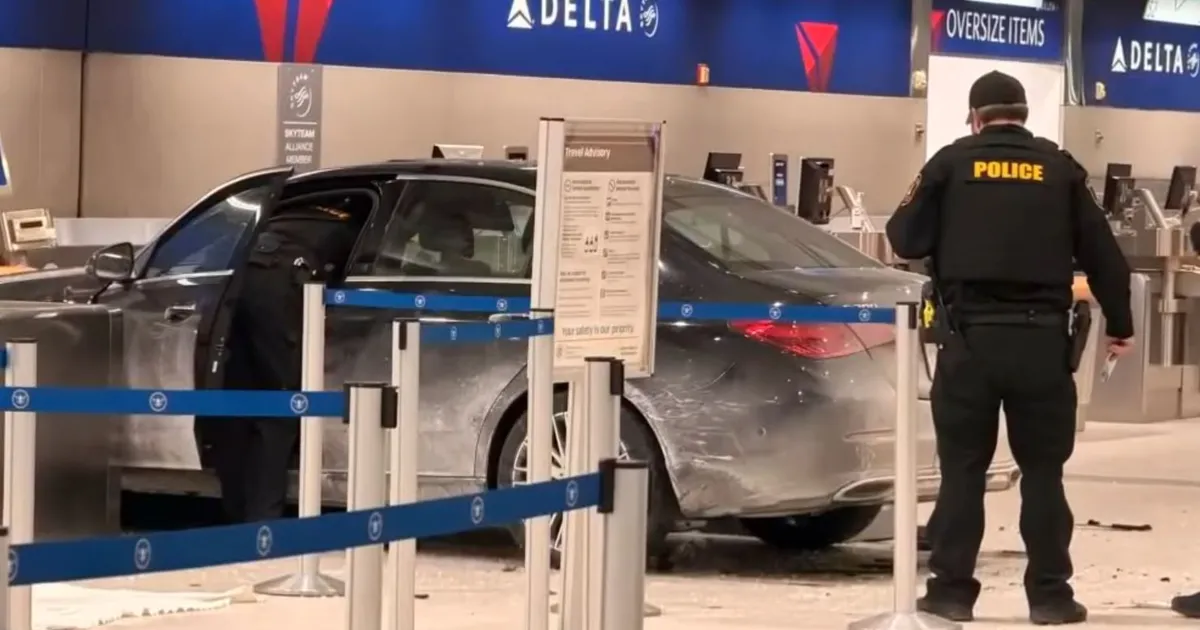 VIDEO ⟩ Michiganis sõitis autojuht läbi lennujaama klaasseinte ja rammis teenindusletti: kuuele inimesele anti esmaabi