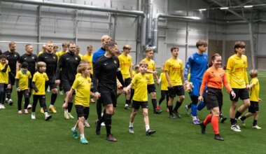 Rakvere jalgpallihalli avapidu lõppes JK Tarva endiste ja praeguste mängijate mõõduvõtuga