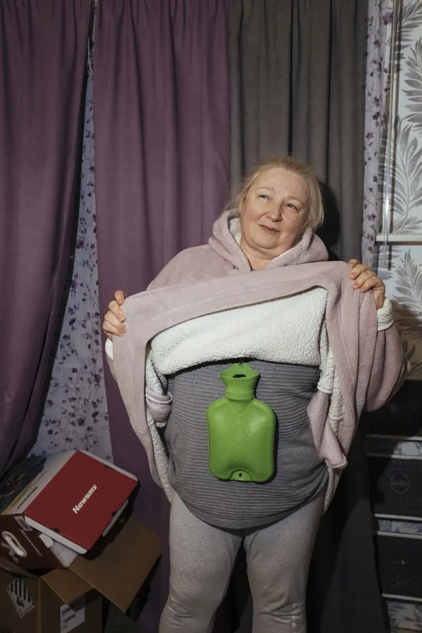 Irõna Thorjuk oma varustust demonstreerimas.