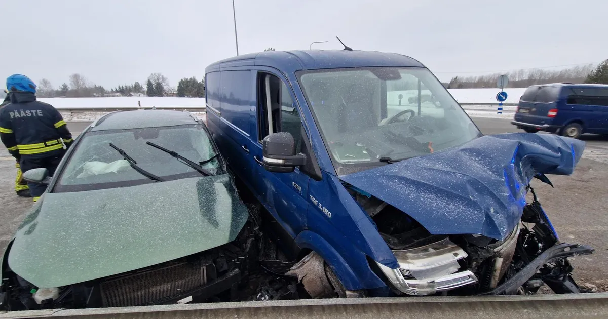 PILDID ⟩ Kambja külje all põrkasid kokku kaks autot, neli inimest viidi haiglasse - tartu.postimees.ee