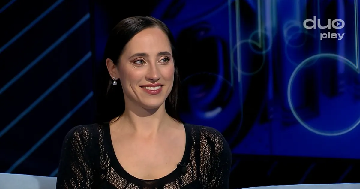 VIHJE KUULUJUTTUDELE? ⟩ Lapsega beebiviiplemise teel suhtlev Elina Nechayeva tegi «Õhtu!» saates abielusõrmuse teemal nalja