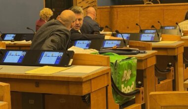 ÖINE TSIRKUS PARLAMENDIS ⟩ Riigikogu suures saalis käis jant toidukulleri kotiga