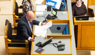 Riigikogu kulutas hoolimata päevakorrapunktide puudumisest istungile pool tundi - Postimees