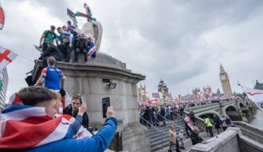 Briti paremäärmuslased röövisid nende vastu võitlemiseks loodud süvavõltsitud koolitüdruku