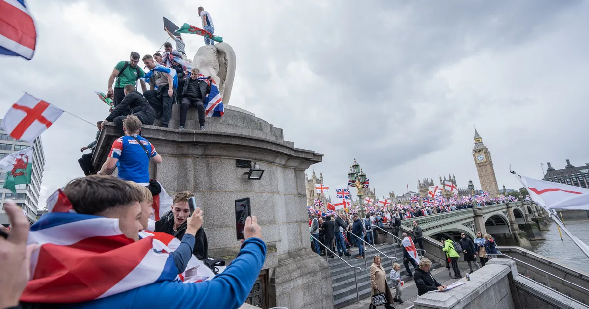 Briti paremäärmuslased röövisid nende vastu võitlemiseks loodud süvavõltsitud koolitüdruku