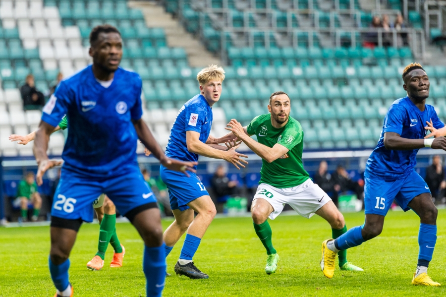 Robin Mathias Müür võitluses Sergei Zenjoviga. Foto: Katariina Peetson / jalgpall.ee
