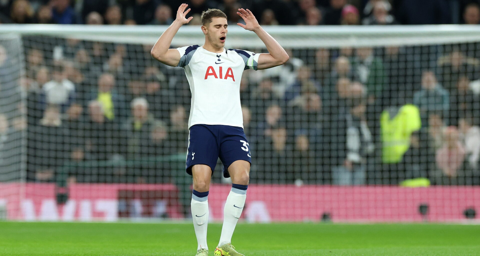 Põhja-Londoni õhtuses õhus ripub vallandamiskirves, moepealinna kohal suur küsimärk