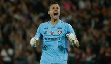 Maailmarekordilise arvu mänge pidanud puurivaht pikendas 45-aastaselt Fluminensega lepingut