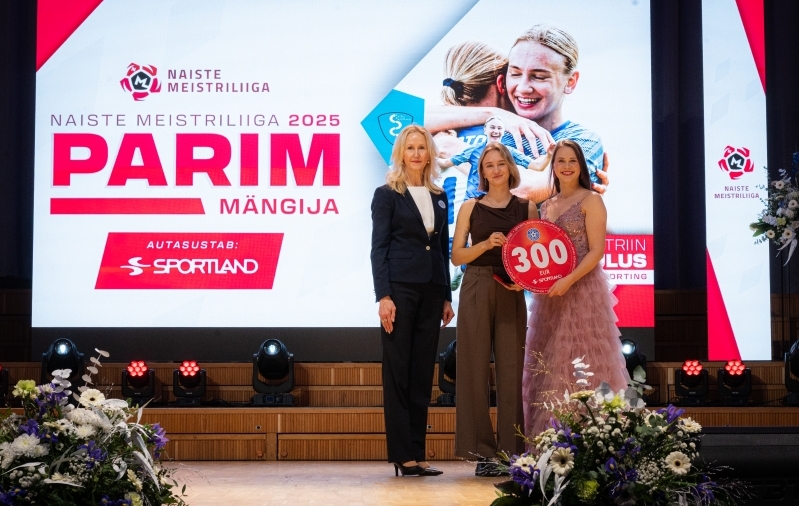 Jalgpalligalal anti naiste Meistriliiga parima mängija auhind ekslikult Katriin Saulusele. Foto: Liisi Troska / jalgpall.ee