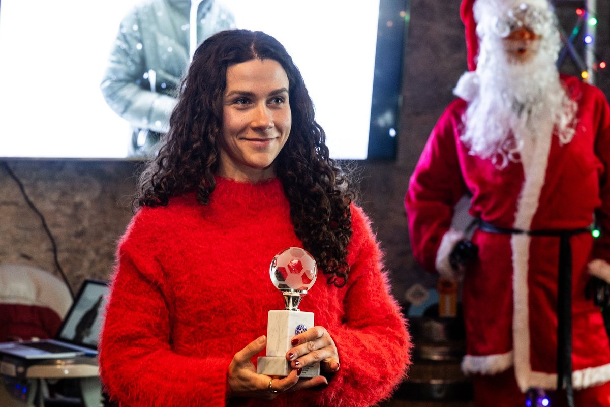 Naiste meistriliiga parima mängija tiitel anti jalgpalligalal kogemata valele mängijale. Nüüd on võitjaid kaks