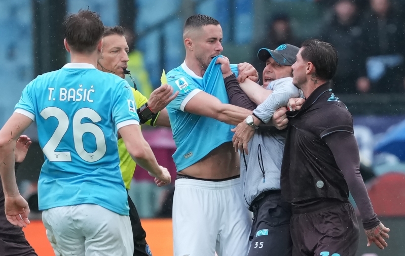 Napoli peatreener Antonio Conte üritamas lahutada Adam Marušicit ja Pasquale Mazzocchit, kes läksid omavahel tõuklema ja said punase kaardi. Foto: Scanpix / Antonietta Baldassarre / Insidefoto via ZUMA Press
