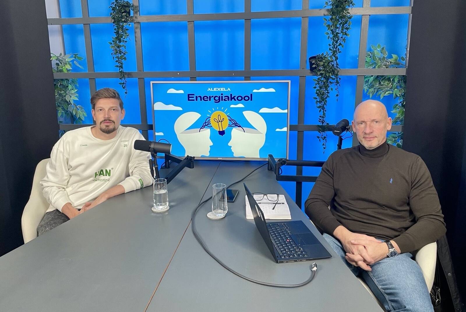 Sisuturundussarja „Energiakool“ saatejuht Henrik Kalmet ja Rohetiigri nõukogu esimees Andres Veske saate salvestusel.