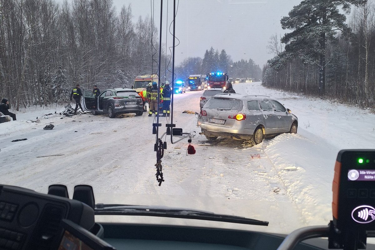 VIDEO | Tallinna-Narva maanteel toimus ahelavarii, kaks inimest viidi haiglasse