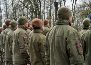 Lätis kutsutakse noori vabatahtlikke sõjaväkke, et täiendada riigikaitse ridu