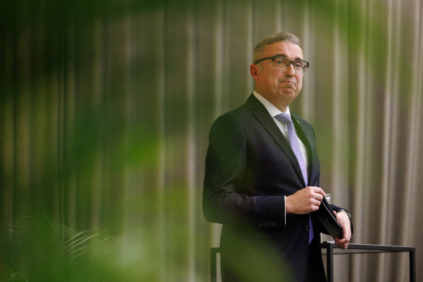 Energeetika- ja keskkonnaminister Andres Sutt ütles, et tuleb meeles pidada, et senine suuresti põlevkivil põhinev süsteem on jäänud ajale jalgu ja muutunud haavatavaks, mistõttu vajab Eesti uut ja tulevikukindlat lahendust.