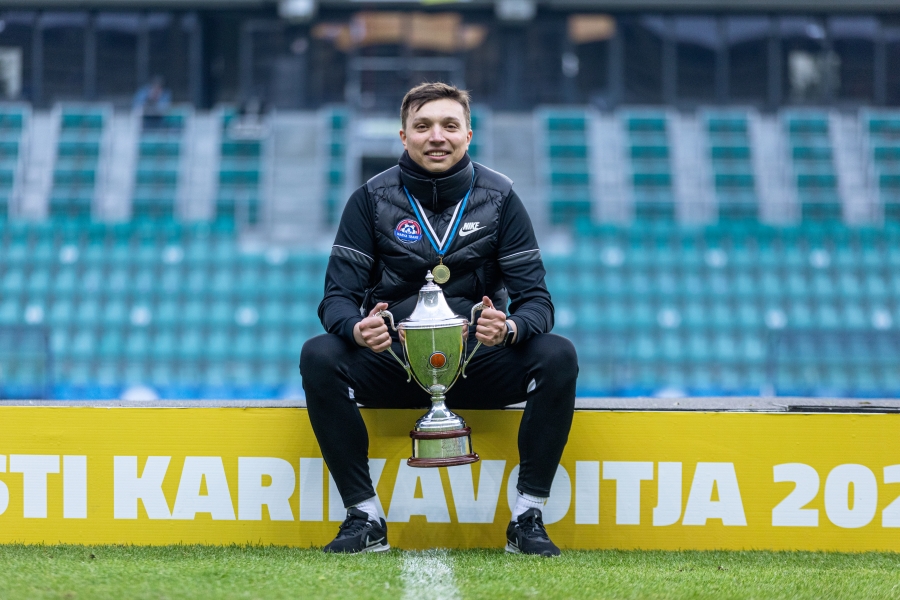 Transi tegevjuht Konstantin Burdakov 2023. aastal võidetud Evald Tipneri karikaga. Foto: Katariina Peetson / jalgpall.ee