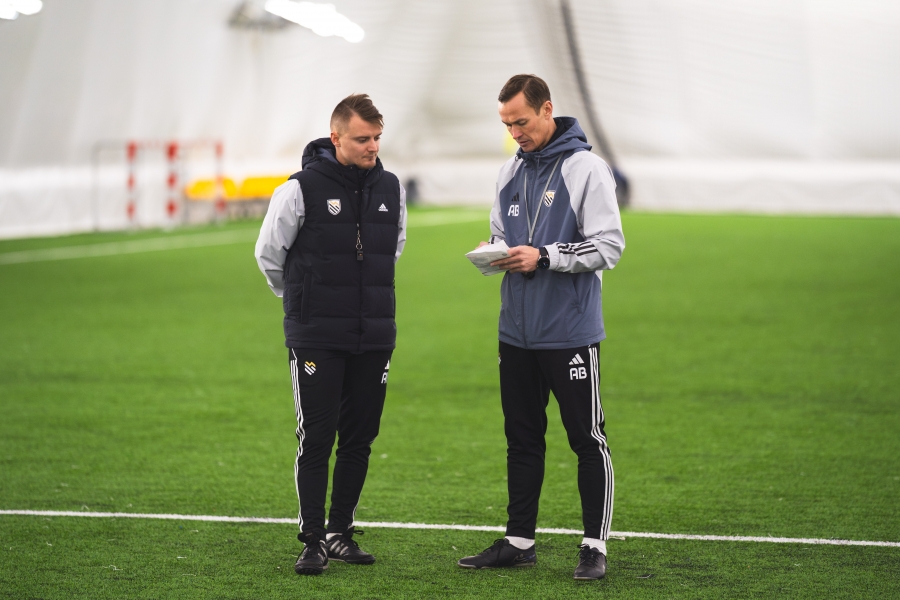 Varem Welcos kaptenipaela kandnud Ander Vool taandus mängimisest ja asus Bärengrubi abiliseks. Foto: Kristjan Praks