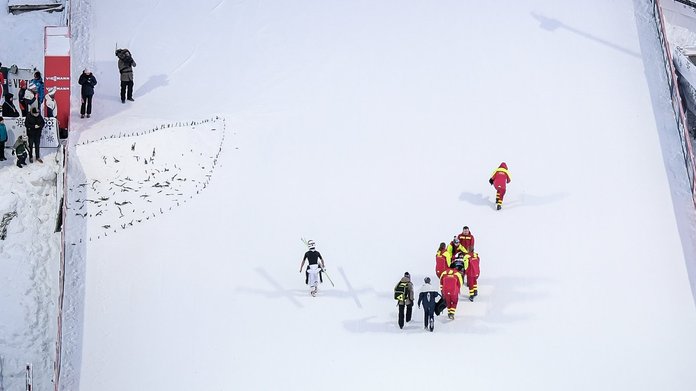Atsushi Narita on tõstetud kanderaamile ning teel kiirabiautosse.