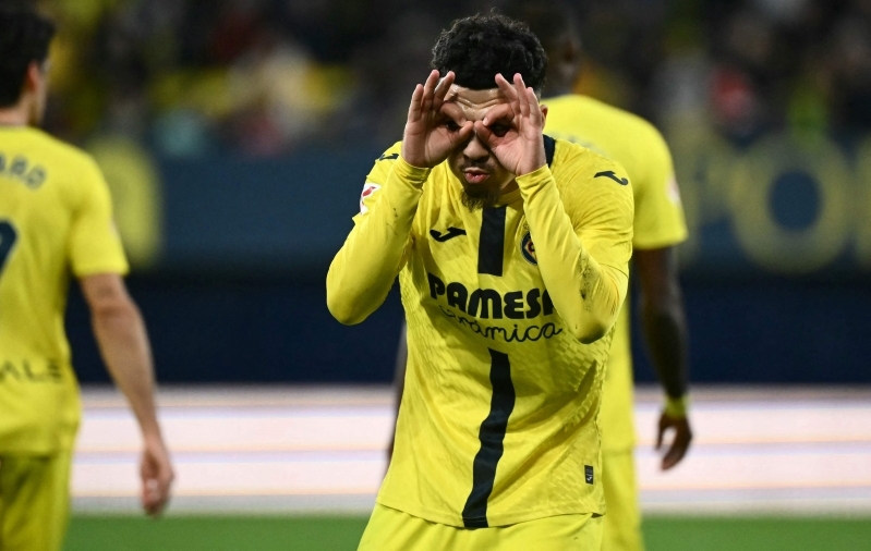 Kollane allveelaev kihutas Atleticost mööda ja hiivas ankru gigantide järel