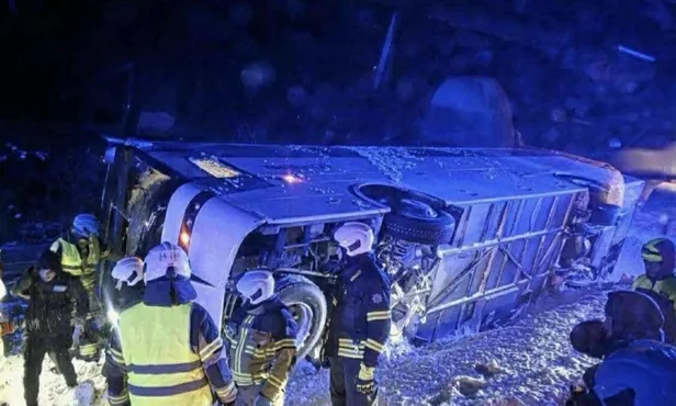 Küprose käsipallureid võistlusele sõidutanud buss sõitis kehva ilma tõttu laupäeva varahommikul teelt välja ja vajus külili kraavi.
