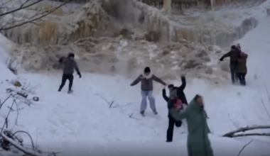 FOTOD JA VIDEO Valaste joa jääkamakate alla jäänud naine: olin laviini sees ja tundsin, kuidas jää vastu pead käis - Elu24