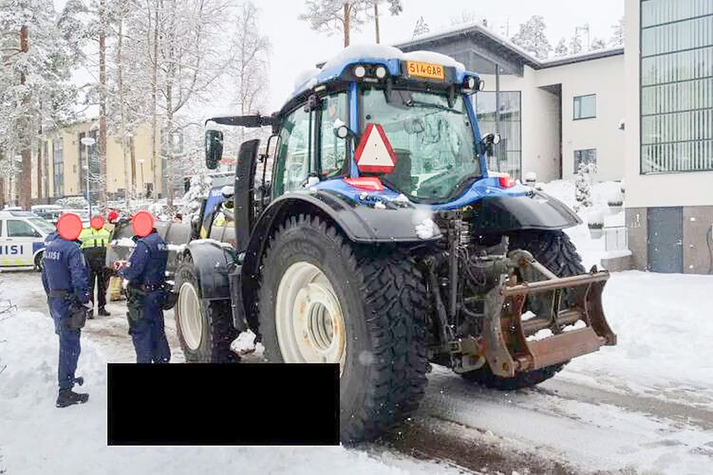 Soomes hukkus 10-aastane laps traktori rataste all - pildid kirjeldavad koledat olukorda