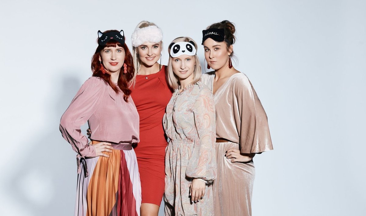 PADJAKLUBI tegelased vasakult: Kristina (Kertu Moppel), Laura (Grete Kuld), Maria (Katariina Libe) ja Miša (Kristel Aaslaid). 