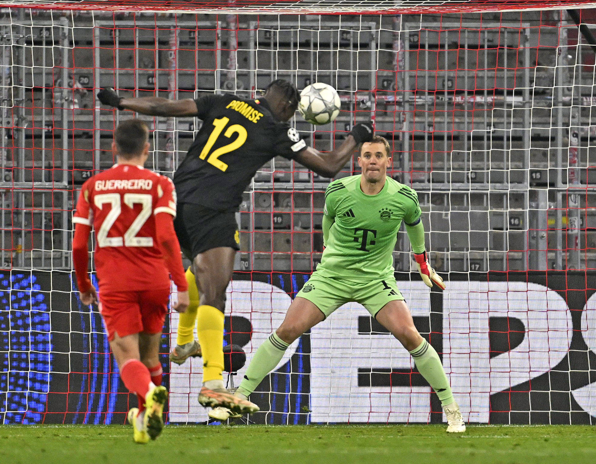 Promise David lõi mängu esimese tõeliselt ohtliku võimaluse. Foto: Scanpix / Bernd Feil / IMAGO