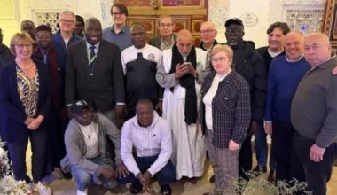 Maailma kabeliidu president Janek Mäggi poseerib ühel pildil Putini partei aktiivse liikmega. „Fotodele sattumine on presidendi paratamatus“