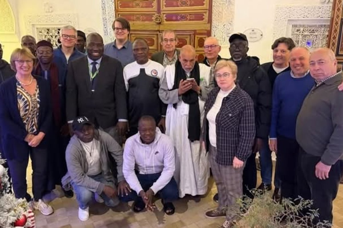 Maailma kabeliidu president Janek Mäggi poseerib ühel pildil Putini partei aktiivse liikmega. „Fotodele sattumine on presidendi paratamatus“