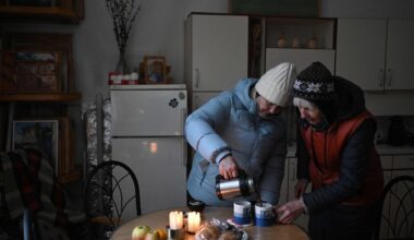 Talv Ukrainas. Kütte puudumise korral aitavad ellu jääda küünla või gaasileegiga kuumutatud kivikamakad