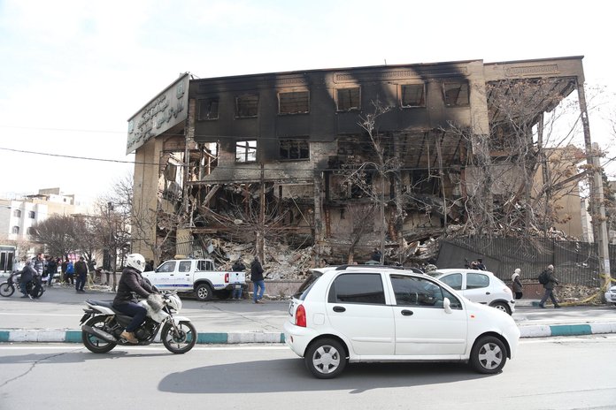 Teheranis põletati rahutuste käigus muu hulgas maha maksuameti hoone.