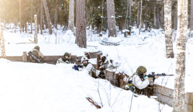 Kaitseväe Akadeemia ja liitlasriikide sõjakoolide õppurid harjutavad talvist sõjapidamist – Kaitsevägi