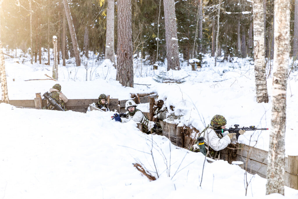 Kaitseväe Akadeemia ja liitlasriikide sõjakoolide õppurid harjutavad talvist sõjapidamist – Kaitsevägi