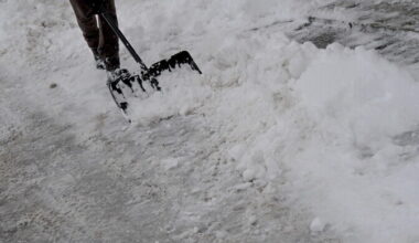 Pärnu linnavõim hakkas lumiseid kõnniteid taas soolatama | Eesti