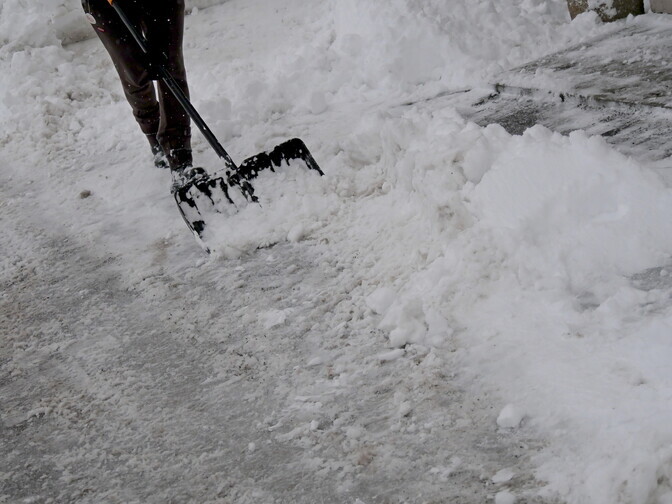 Pärnu linnavõim hakkas lumiseid kõnniteid taas soolatama | Eesti