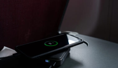 Väikest akupanka ei tohi lennukis pagasikappi panna, kuid suure akuga sülearvutit tohib. Miks nii on?