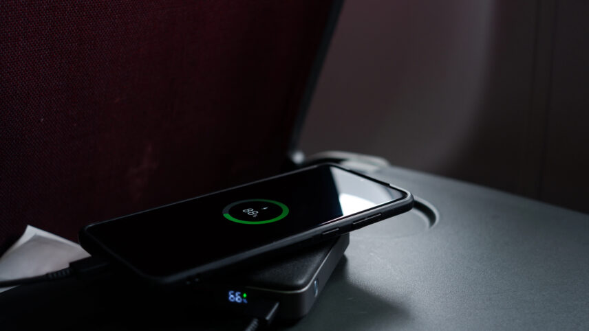 Väikest akupanka ei tohi lennukis pagasikappi panna, kuid suure akuga sülearvutit tohib. Miks nii on?