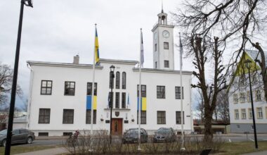 Viljandi endised linnapead: kutsume Viljandi linnapead ja -valitsust viivitamatult raekojalt eemaldatud sümboolikat ennistama