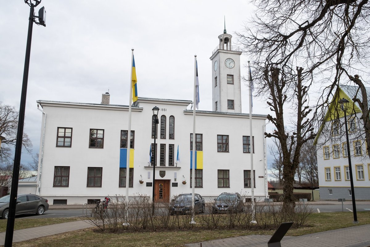 Viljandi endised linnapead: kutsume Viljandi linnapead ja -valitsust viivitamatult raekojalt eemaldatud sümboolikat ennistama