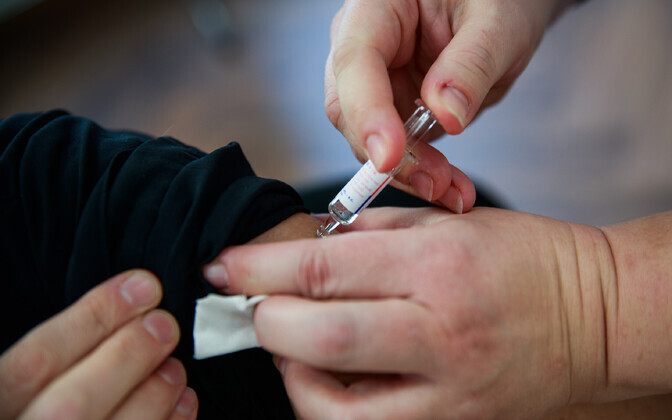 Uuring: vaktsiinipelgust tõrjusid pandeemia ajal usu asemel teadmised | Tervis